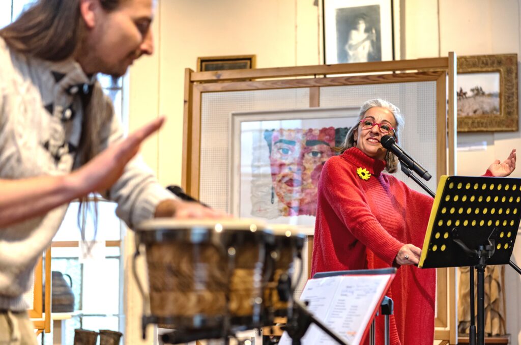 Charlotte His lors de son interprétation de sa lecture musicale intitulée "Quelques mots avec elle..." au Musée Bruno Danvin de Saint-Pol-sur-Ternoise en 2022