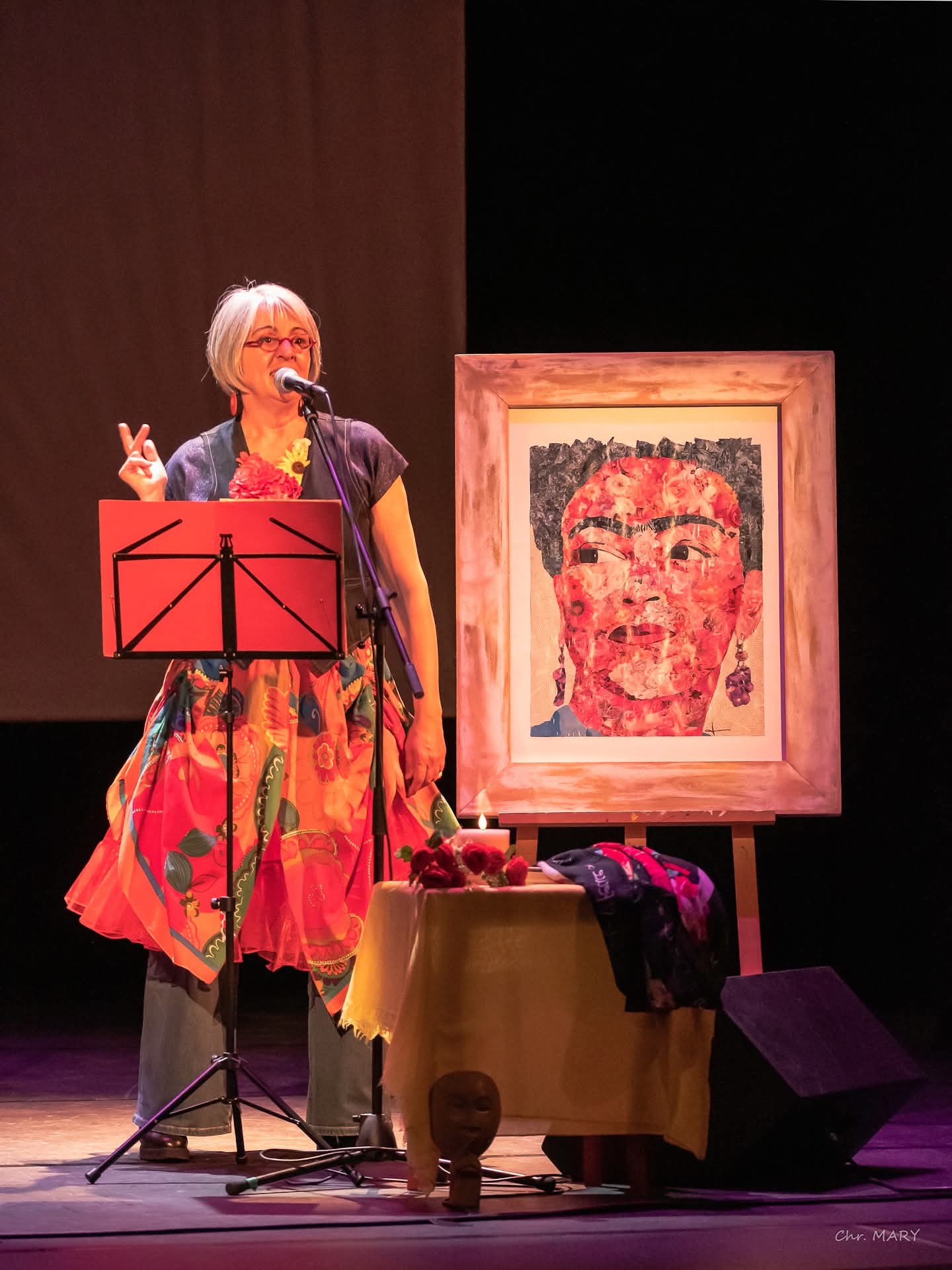 Charlotte His sur la scène du Théâtre de Montreuil sur mer avec sa lecture de poésies intitulée "Quelques mots avec elle..."